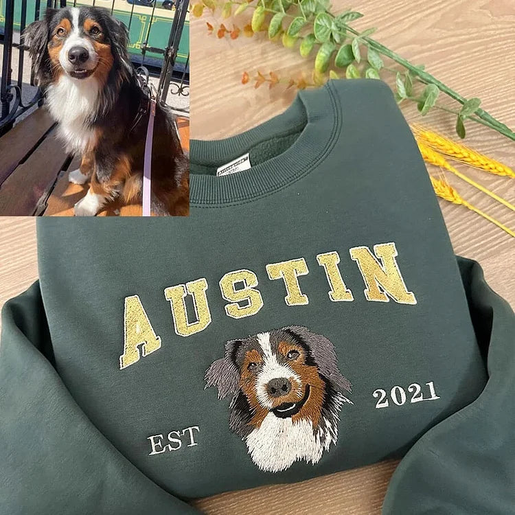 Felpa verde con ricamo personalizzato del cane su misura, raffigurante un cane marrone, bianco e nero, ispirata alla foto del cliente, con scritta 'AUSTIN EST 2021