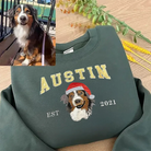 Felpa personalizzata con ritratto del cane ricamato:  mentre sul petto della felpa è ricamato il suo ritratto in stile realistico con nome in lettere artistiche e l’anno “EST 2021”.