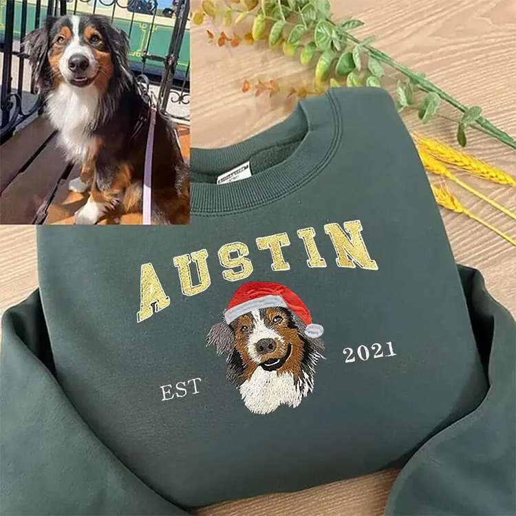 Felpa personalizzata con ritratto del cane ricamato:  mentre sul petto della felpa è ricamato il suo ritratto in stile realistico con nome in lettere artistiche e l’anno “EST 2021”.