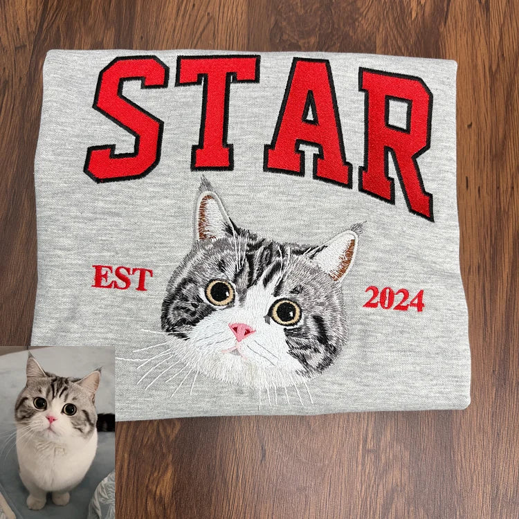 La felpa grigia è caratterizzata da un ritratto di gatto ricamato a colori, con il nome dell'animale "STAR" ricamato in evidenza sopra, che mette in risalto uno squisito ricamo personalizzato per animali domestici.