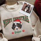 Felpa natalizia personalizzata con ricamo a colori del cane e nome “Bruno”, con cappello di Babbo Natale e foto del pet per il confronto.