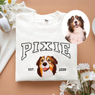 Felpa bianca personalizzata con nome del cane ‘PIXIE’ in lettering artistico e ritratto ricamato a colori | Doniunici