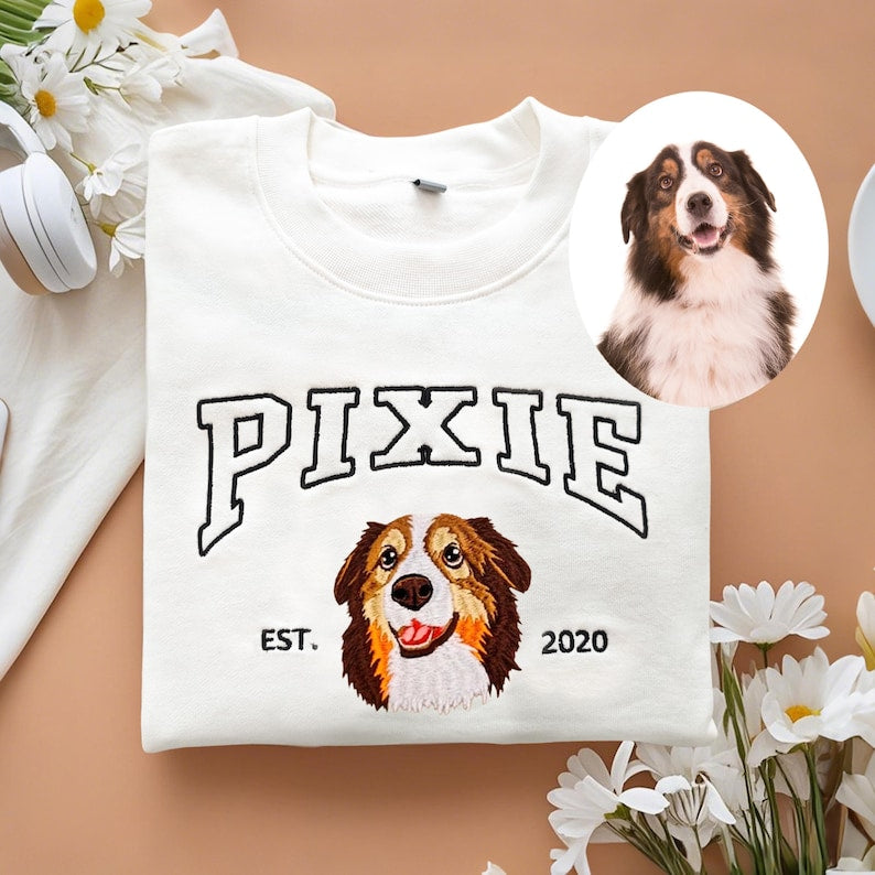 Felpa bianca personalizzata con nome del cane ‘PIXIE’ in lettering artistico e ritratto ricamato a colori | Doniunici